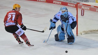 Jake Virtanen scheitert an Straubings Keeper Hunter Miska.