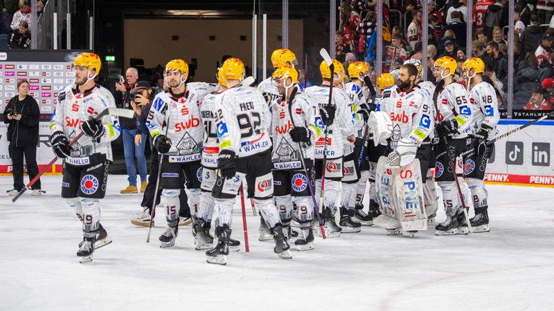 Das Team der Fischtown Pinguins steht nach einem Team beisammen.