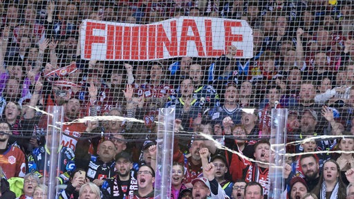 Im dicht besetzten Fanblock der Fischtown Pinguins Bremerhaven hängt ein Transparent mit der Aufschrift "Finale".