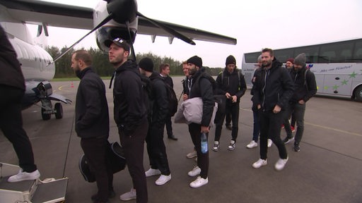 Die Eishockey-Spieler der Fischtown Pinguins stehen Schlange, um in den Privatflieger nach München einzusteigen.