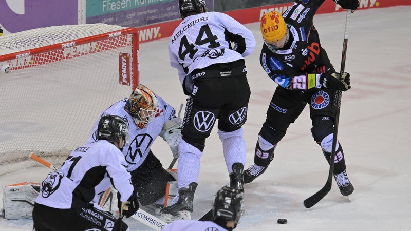 Max Görtz von den Fischtown Pinguins verwandelt den Puck gegen Wolfsburg.