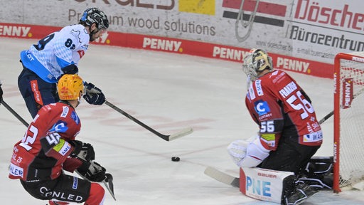 Ingolstadts Eishockey-Spieler Austen Keating schießt aufs Tor von Fischtown-Torwart Maximilian Franzreb.