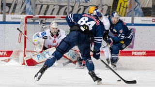 Münnchens Trevor Parkes schießt auf das Tor von Bremerhavens Kristers Gudlevskis.