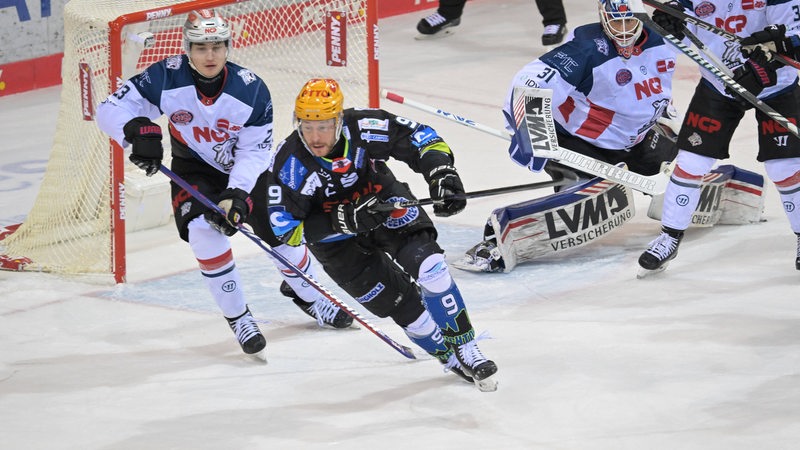 Jan Urbas (2. v. l.) auf der Jagd nach dem Puck.