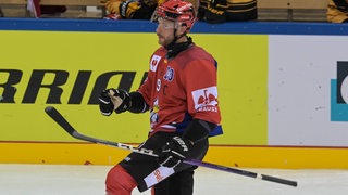 Eishockey-KapitänJan Urbas von den Fischtown Pinguins jubelt während eines Spiels in der Champions League.