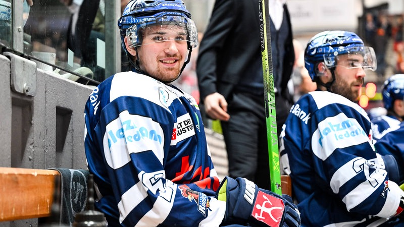 Maxim Rausch sitzt auf der Bank der Iserlohn Roosters. 