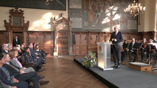 Zu sehen ist Andreas Bovenschulte, während er eine Rede beim Neujahrsempfang des Bremer Senats hält.