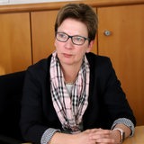 Justizsenatorin Claudia Schilling sitzt in ihrem Büro und blickt nachdenklich.