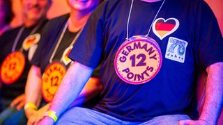 Public Viewing beim ESC 2024 in Espelkamp: "Germany 12 Points" trägt ein Fan um den Hals