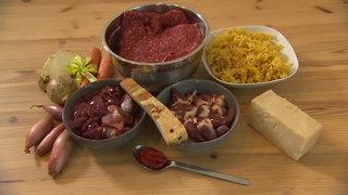 Die Zutaten für eine Ragu-Bolognese stehen auf einem Tisch