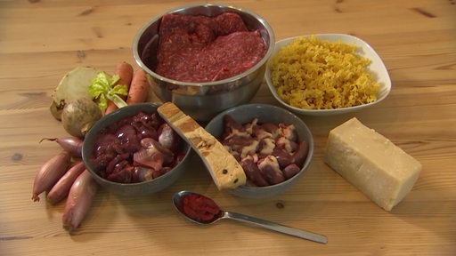 Die Zutaten für eine Ragu-Bolognese stehen auf einem Tisch