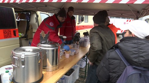 Johaniter geben Essen aus.