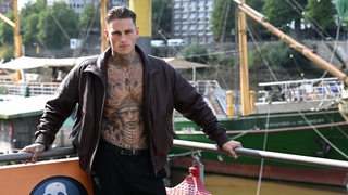 Das Tattoo-Model Fabien Tietjen an der Bremer Schlachte