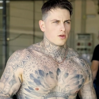 Das 28-jährige Tattoo-Model Fabien Tietjen aus Osterholz zieht sich ein T-Shirt an.