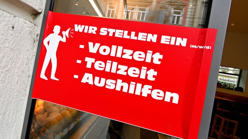 Ein Schild mit der Aufschrift: "Wir stellen ein"