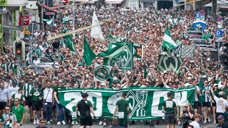 Ultras und Fans beim Fanmarsch vom Marktplatz durch das Viertel zum Stadion