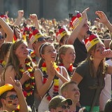 Deutschlandfans feiern während einer Public Viewing Veranstaltung.
