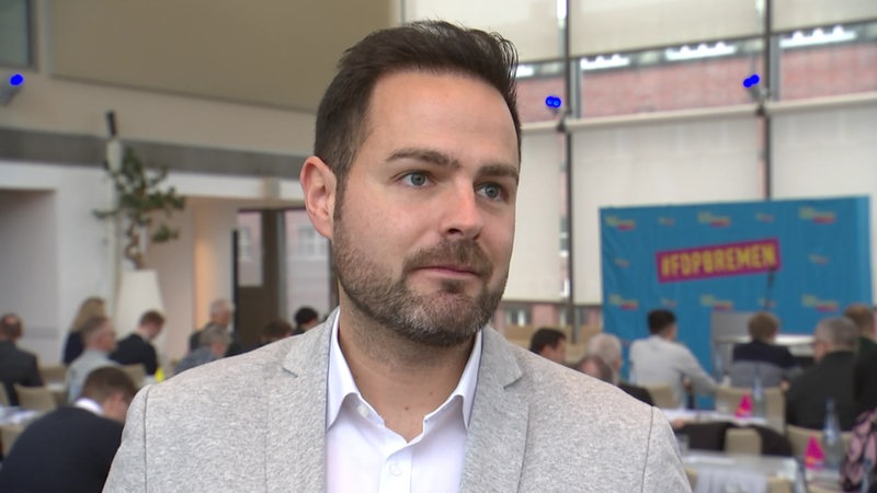 Der FDP Spitzenkandidat Thore Schäck beim Patreitag.