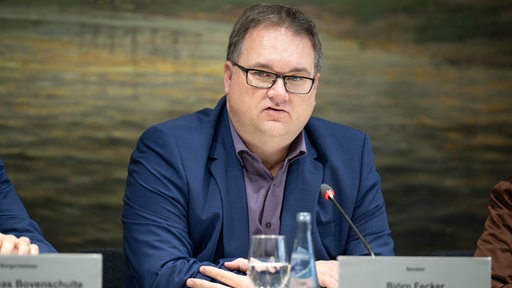 Björn Fecker, Bremer Finanzsenator, bei einer Pressekonferenz.