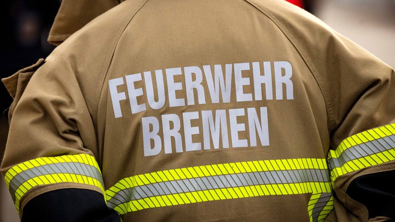 "Feuerwehr Bremen" steht auf der Jacke einer Einsatzkraft