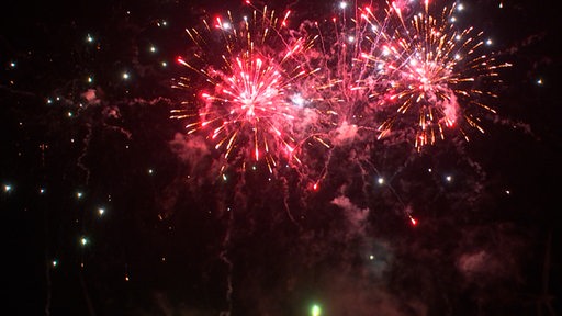 Rotes Feuerwerk in der Luft. 