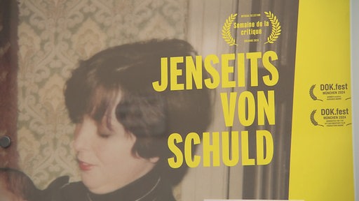 Das Filmplakat für den Film Jenseits von Schuld auf dem eine junge Frau zu sehen ist