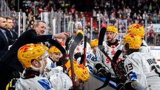 Fischtown-Trainer Thomas Popiesch gibt seinen Spielern während einer Auszeit taktische Anweisungen.