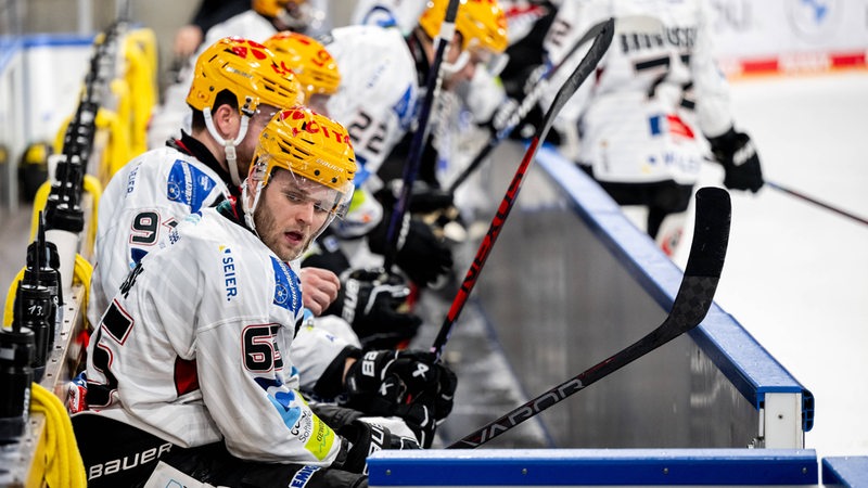 Ein Spieler der Fischtown Pinguins sitzt auf der Bank und schaut erschöpft zur Seite.