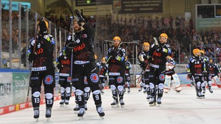 Die Spieler der Fischtown Pinguins fahren jubelnd vom Eis.