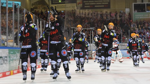 Die Spieler der Fischtown Pinguins fahren jubelnd vom Eis.