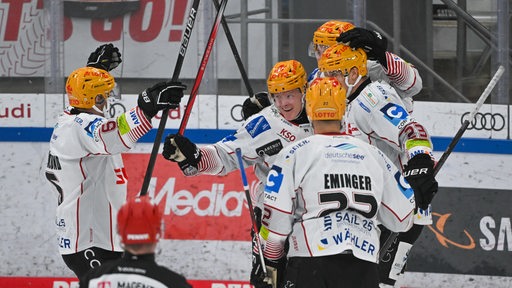 Bremerhavener Eishockeyspieler jubeln nach dem Führungstreffer gegen Ingolstadt.