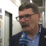 Pinguins-Macher Alfred Prey spricht während eines ARD-Interviews in das Mikrofon.