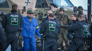 Soldaten des Heimatschutzes sichern beim Pressetag anlässlich der Bundeswehr-Übung "Fishtown Guard 2024" in Bremerhaven bei einer simulierten feindlichen Attacke