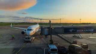 Der Bremer Flughafen beim beladen eines Flugzeuges.