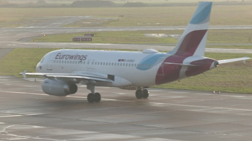 Eine Eurowingsmaschine auf der Rollbahn des Flughafens in Bremen.