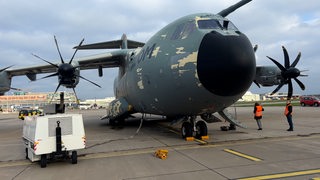 Auf dem Bremer Flughafen steht eine historische Militärmaschine.