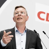 Frank Imhoff, Spitzenkandidat der CDU für die Bürgerschaftswahl in Bremen, steht auf einem Podium vor einem Mikrofon.