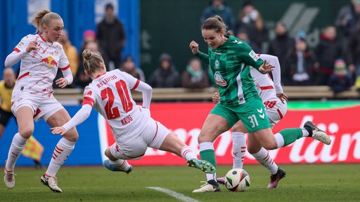 Eine Werder-Fußballerin im Zweikampf mit einer Leipziger Spielerin.