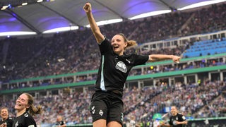 Werder-Fußballerin Verena Wieder hüpft jubelnd hoch und reckt dabei die Arme nach ihrem Tor im Pokal-Halbfinale gegen den Hamburger SV.