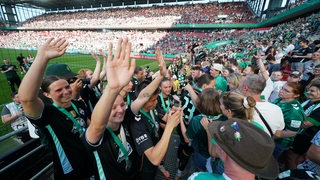Die Werder-Fußballerinnen stehen nach dem verlorenen Pokal-Finale gegen Bayern München im Fan-Block und bedanken sich bei den Bremer Fans.