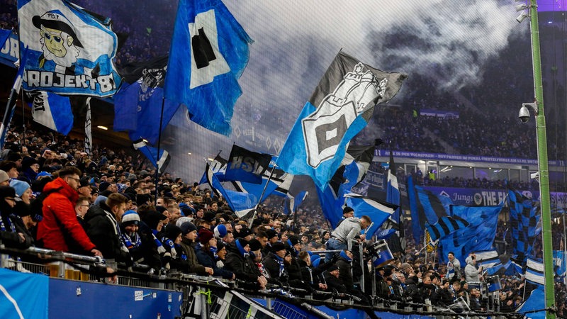 Zu sehen ist eine mit Fans besetzte Tribüne im HSV-Stadion. 