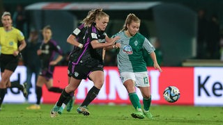 Ricarda Walkling in einem Zweikampf im Spiel gegen den FC Bayern.