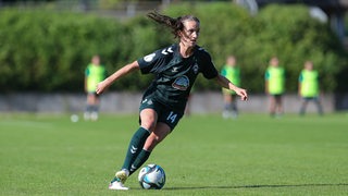 Michaela Brandenburg spielt einen Pass.