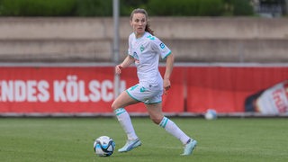 Werders Fußballerin Michaela Brandenburg auf dem Spielfeld in Aktion am Ball.