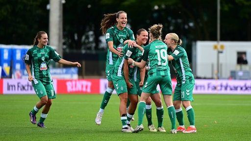 Werders Fußballerinnen freuen sich gemeinsam über einen Treffer gegen Bundesliga-Aufsteiger Turbine Potsdam.