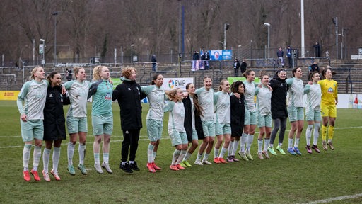 Die Werder-Frauen feiern ihren Auswärtssieg in Potsdam.