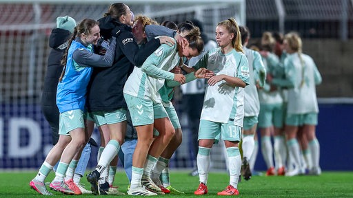 Die Werder-Frauen bejubeln den Sieg in Leverkusen.