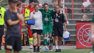 Sophie Weidauer wird nach ihrer im Testspiel gegen Union Berlin erlittenen Verletzung beim Laufen gestützt.