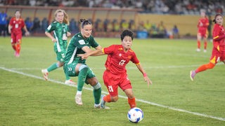 Hanna Nemeth im Zweikampf mit einer Gegenspielerin.