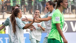 Fußballerinnen von Werder Bremen bejubeln mit Mitspielerin Larissa Mühlhaus ihren Treffer gegen Wolfsburg.